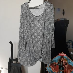 Grey black and white quarter sleeve top